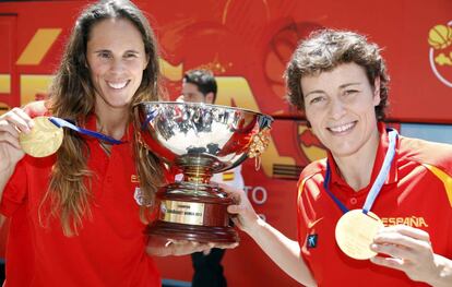 Elisa Aguilar, a la derecha, presidenta de la Asociaci&oacute;n de Jugadoras de Baloncesto. 