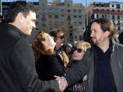 Pedro S&aacute;nchez y Pablo Iglesias en la estaci&oacute;n de Atocha, este viernes. 