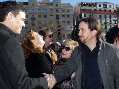 Pedro Sánchez y Pablo Iglesias en la estación de Atocha, este viernes.