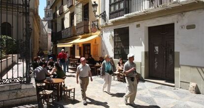 Turistas caminan por la calle San Agust&iacute;n, de M&aacute;laga.