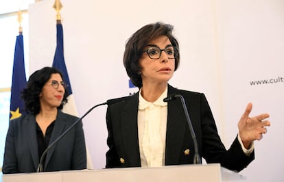 La recién nombrada ministra de Cultura, Rachida Dati, este viernes, durante su discurso en la ceremonia de traspaso de poderes, junto a su predecesora Rima Abdul-Malak,