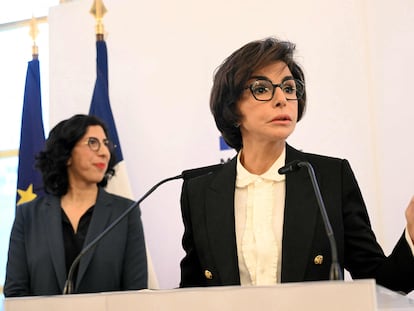 La recién nombrada ministra de Cultura, Rachida Dati, este viernes, durante su discurso en la ceremonia de traspaso de poderes, junto a su predecesora Rima Abdul-Malak,