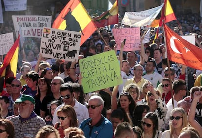 Imagen de la manifestaci&oacute;n en Tordesillas en favor del Toro de la Vega.