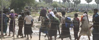 Centenares de personas cruzan un río con sus pertenencias en la región de Mullativu, al noroeste del país.