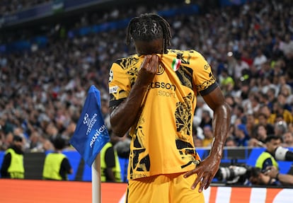 Yann Bisseck, del Inter de Milán, se muestra abatido durante el encuentro.