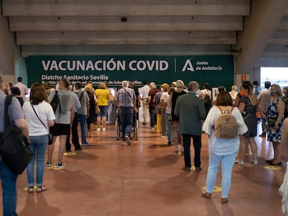 Colas para sacar número en el centro de vacunación instalado en el Estadio Olímpico de Sevilla.