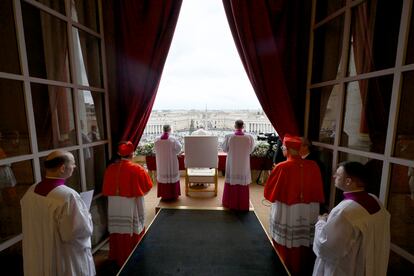 El papa Francisco, durante el mensaje 'Urbi et Orbi', en la basílica de San Pedro del Vaticano, este lunes.