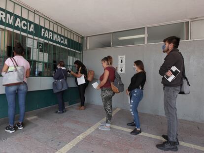 Personas hacen fila para recibir medicamentos en una clínica del Seguro Social en Querétaro.