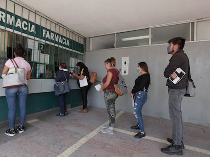 Personas hacen fila para recibir medicamentos en una clínica del Seguro Social en Querétaro.