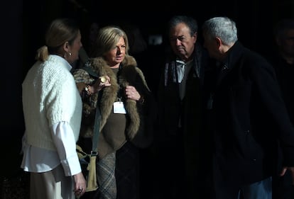 La presidenta del Colectivo de Víctimas del Terrorismo (Covite), Consuelo Ordoñez, con diputados del PSOE de Madrid, a su llegada a la Comisión De Presidencia, Justicia y Administración Local en la Asamblea de Madrid. 