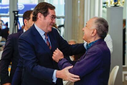 El presidente de la CEOE Antonio Garamendi, y el secretario general de UGT Pepe Álvarez, este martes durante el desayuno informativo organizado por Forum Europa.