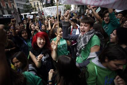 Concentración de 'la marea verde' ante la Consejería de Educación de Madrid.