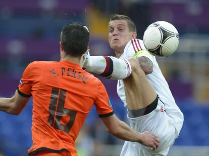 Agger despeja el balón ante Van Persie.