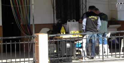 Agentes de la Guardia Civil en la vivienda donde fue encontrado el cadáver, en La Viñuela, (Málaga).
