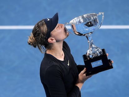 Paula Badosa besa el trofeo de campeona, este sábado en Sídney.