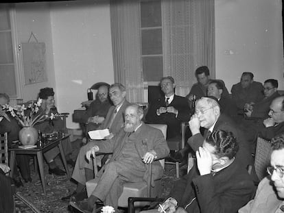 El filósofo Martin Buber, en el centro, retratado en 1949.