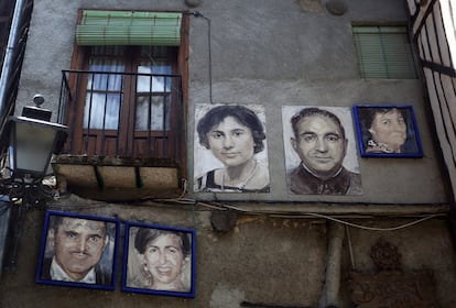 Cada cuadro de la obra Retrata2/388 fue colocado en la casa donde vivía el protagonista cuando fue fotografiado o donde vive actualmente. En algunas fachadas pueden verse familias enteras.