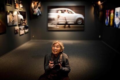 Kimiko Nishimoto descubrió la fotografías a los 72 años, desde entonces asegura haberse enamorado de su cámara y hasta duerme con ella cerca "por si acaso". 10 años después de asistir a sus primeras clases inauguró su primera exposición en solitario en su ciudad natal. En la imagen, Nishimoto posa con su cámara antes de la inauguración de su actual exposición en una galería de Tokio (Japón).