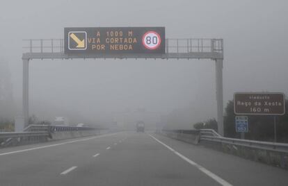 Imagen de la A-8 cortada por la niebla.