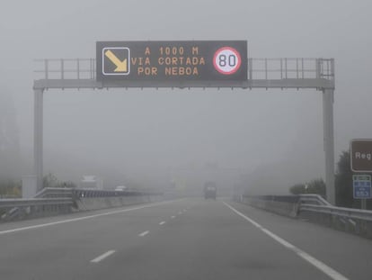 Imagen de la A-8 cortada por la niebla.