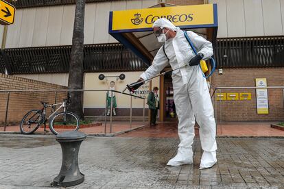 Desinfección cerca de una oficina de Correos en Valencia.