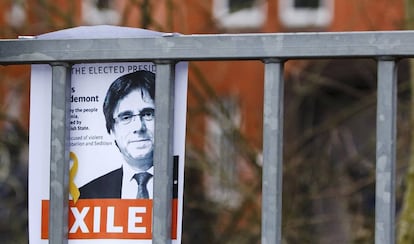 Un cartell de suport a Puigdemont davant de la presó de Neumünster.