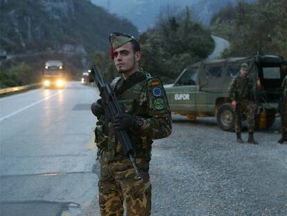 Soldados de la Legión integrados en Eufor vigilan la carretera que une Mostar y Sarajevo.