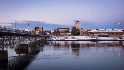 Vista de uno de los puentes que unen las dos partes de Skellefteå, Suecia. Imagen cedida por Visit Skellefteå.