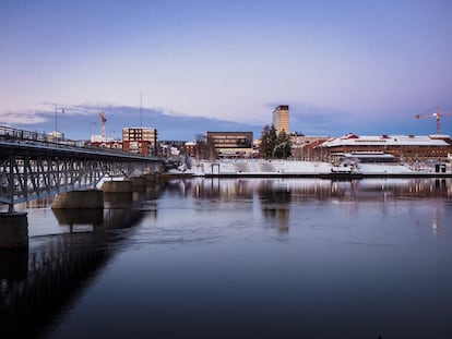 Vista de uno de los puentes que unen las dos partes de Skellefteå, Suecia. Imagen cedida por Visit Skellefteå.