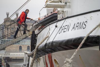El fundador de la ONG Proactiva Open Arms, Oscar Camps, sube a su buque que rescata migrantes en el Mediterráneo, ayer en puerto de Barcelona.