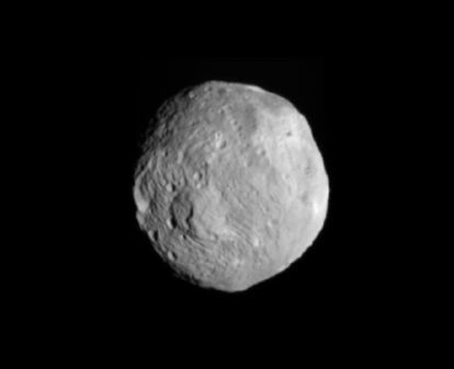 Imagen de archivo del asteroide Vesta. Se espera que la nave no tripulada "Dawn" capture imágenes mas detalladas del cuerpo celeste.