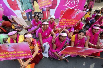 Activistas en un momento de la manifestación en Bhopal (India).