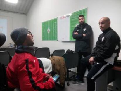 Carlos Rodrigo aprovecha la visita a Matapiñonera para charlar con Víctor Martín Alba, entrenador del Madrid CFF.