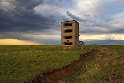 Las ruinas de las torres fortificadas que se utilizaban para medir los efectos de las explosiones se recortan en el horizonte.