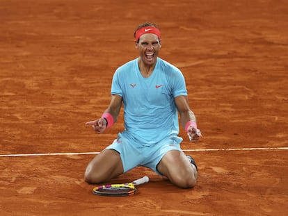 <b>París: el grito del guerrero.</b> Los Internacionales de Francia en Roland Garros se aplazaron de mayo a octubre por culpa de la pandemia. A Rafa Nadal todo le dio igual. Fue eliminando adversarios hasta la final de París, en la que batió a Novak Djokovic. La imagen muestra el momento en que Nadal se coronó campeón, el 11 de octubre.
