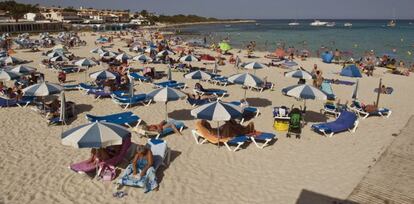 Turistas en la playa de Punta Prima, en el municipio menorquín de Sant Lluís. EFE/Archivo