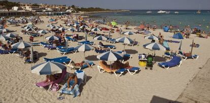 Turistas en la playa de Punta Prima, en el municipio menorqu&iacute;n de Sant Llu&iacute;s. EFE/Archivo