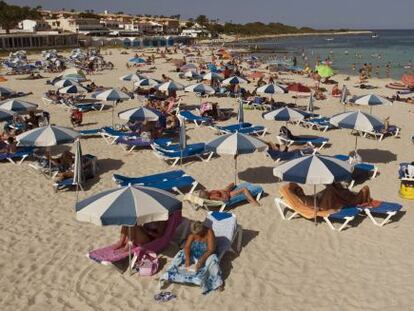 Turistas en la playa de Punta Prima, en el municipio menorqu&iacute;n de Sant Llu&iacute;s. EFE/Archivo