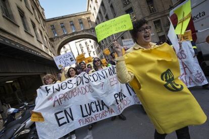 Una treballadora de Correus protestant aquest dimecres a Barcelona contra la precarietat a l'empresa.