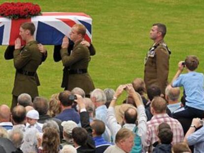 Soldados llevan el ataúd con los restos de Harry Patch, el último veterano británico de trincheras de la I Guerra Mundial