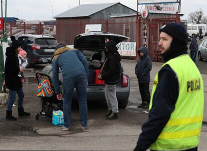 Una familia cruza la frontera de Ucrania con Polonia por el paso de Dorohusk, al este del país.