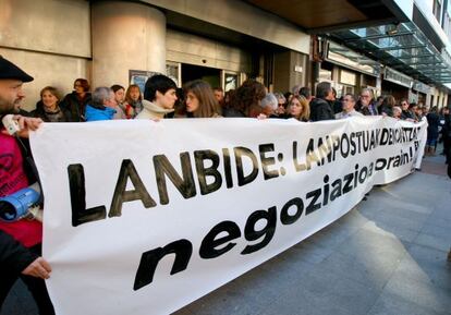 Protesta de trabajadores de Lanbide ante las oficinas del Gobierno vasco, en Bilbao.