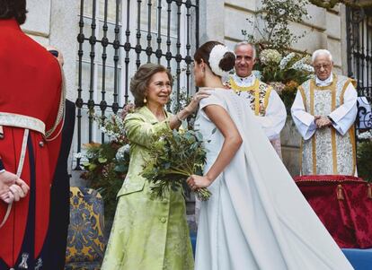 La novia saluda a la reina Sofía a su llegada al palacio de Liria.
