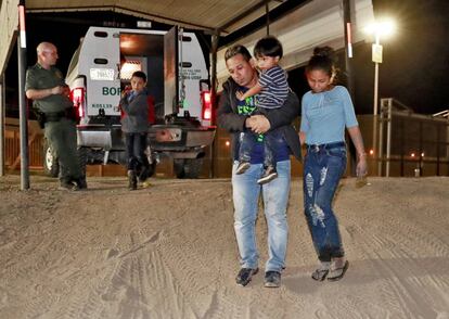 Imagen de una familia de Honduras detenida en la frontera de Estados Unidos. 