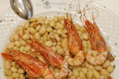 Un plato de gambas con pochas en el restaurante Sa Roqueta.