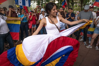 Una mujer realiza una danza tradicional venezolana en la Ciudad de Panamá, durante la protesta de este sábado.  