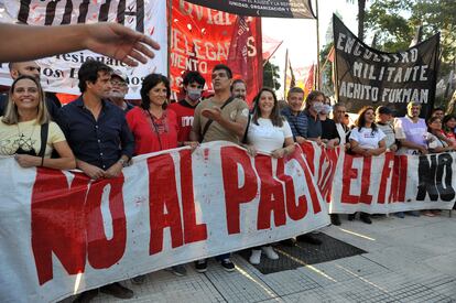 Agrupaciones izquierda, movimiento sociales y sindicatos marchan el martes pasado contra el acuerdo entre el Gobierno de Alberto Fernández y el FMI.