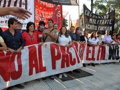 Agrupaciones izquierda, movimiento sociales y sindicatos marchan el martes pasado contra el acuerdo entre el Gobierno de Alberto Fernández y el FMI.