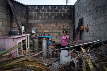 Rosa Castro, en el interior de su cocina, afectada por el huracán 'Grace' en Tecolutla, Veracruz, el 1 de septiembre.