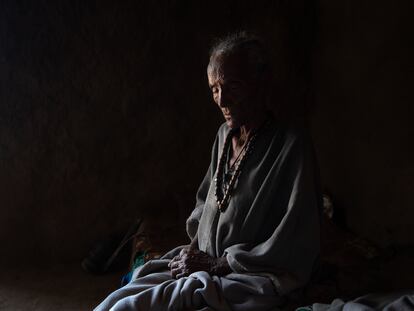 Askal Barki, de 80 años, el pasado 26 de mayo en Awuso, un poblado a 40 kilómetros al sur de la capital de Tigray. Asegura que no ha comido desde hace siete días debido a la dramática situación de la falta de comida y corte de suministros de ayuda humanitaria. Ya no le quedan fuerzas para salir a la calle a mendigar.